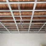 Metal studprofielen voor het plafond zonder isolatie