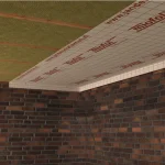 Folie aan binnenkant van een dak met isolatiewol bevestigen